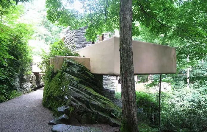 The Fallingwater House integrated with the nature and rocks