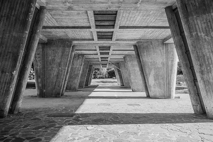 The colonnade system designed on the ground floor of Unite d'Habitation of Le Corbusier