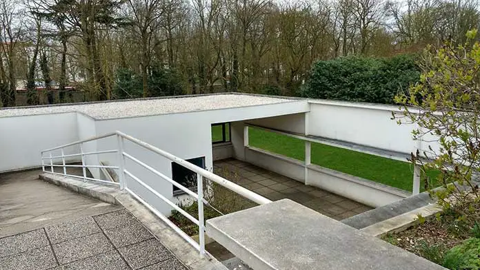 The modern house "Living Machine"  Villa Savoye's terrace roof, which is one of the 5 points of architecture.