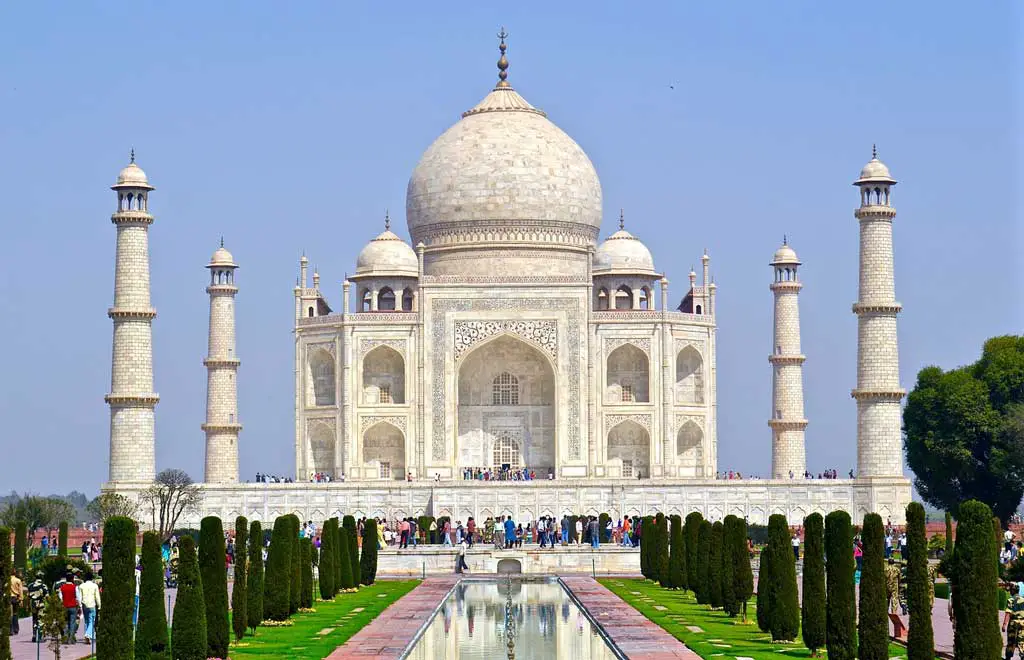 Taj Mahal as an example of symmetrical balance in architecture