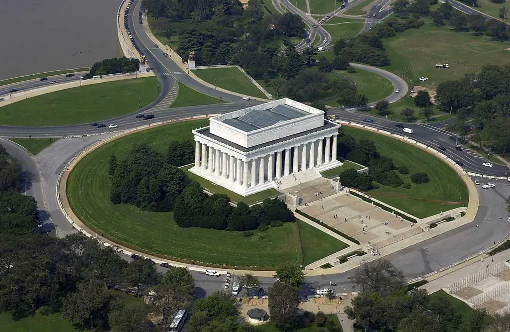 Lincoln Memorial is a modern example of peripteros style