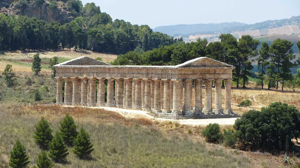 Temple at Segesta, a Doric peripteral temple example